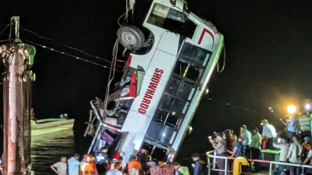 দৌলতদিয়ায় পদ্মায় বাসডুবি: ২৩ মরদেহ উদ্ধার, জীবিত ৭