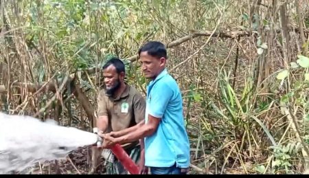 সুন্দরবনে অগ্নিসংযোগ রোধে পানি ছিটিয়ে ও দাহ্যবস্তু নিয়ে প্রবেশ নিষেধে বনবিভাগের প্রচারণা