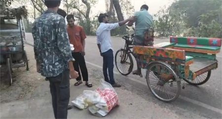 রবীন্দ্র বিশ্ববিদ্যালয়ে শ্রমজীবীদের মাঝে ছাত্র অধিকার পরিষদের ইফতার বিতরণ