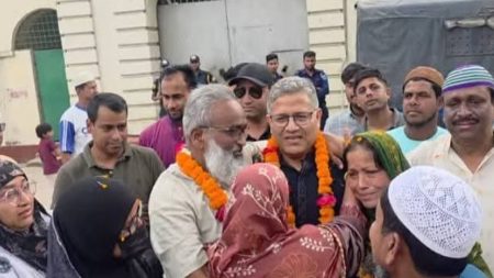 জেলগেটে আ.লীগ নেতাকে মালা দিয়ে বরণ করলেন বিএনপির এমপি