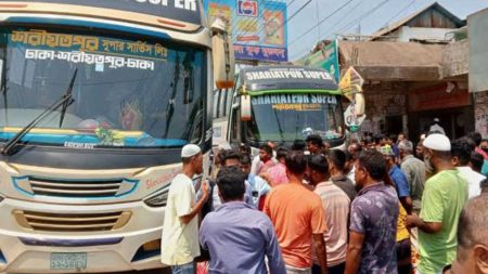 বেশি ভাড়ার লোভে রুট পরিবর্তন, দ্বিগুণ ভাড়া নেওয়ার অভিযোগ!
