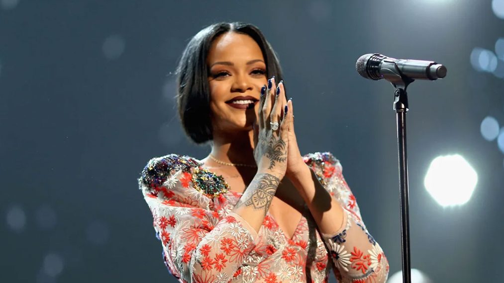 বাড়িতে ছিলেন পপ তারকা রিহানা, চলল ১০ রাউন্ড গুলি