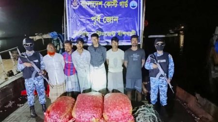 বাঁশখালীতে কোস্ট গার্ডের অভিযানে ৬ পাচারকারী আটক