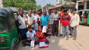 ধলেশ্বরী সেতুর টোল বন্ধের দাবিতে সড়কে বসে সংবাদ সম্মেলন