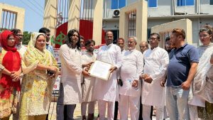 পানি খাওয়ানোর মধ্য দিয়ে অনশন ভাঙালেন প্রতিমন্ত্রী