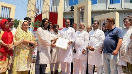 পানি খাওয়ানোর মধ্য দিয়ে অনশন ভাঙালেন প্রতিমন্ত্রী