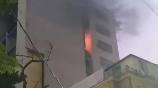 বনানীতে বহুতল ভবনের কাপড়ের গুদামে আগুন, নিয়ন্ত্রণে ৫ ইউনিট