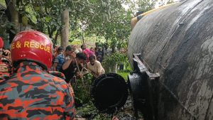রায়গঞ্জে নিয়ন্ত্রণ হারিয়ে উল্টে গেল বিটুমিনবাহী ট্রাক, নিহত ১