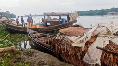 সুন্দরবনে ফের ট্রলারসহ ১২ জেলেকে অপহরণ