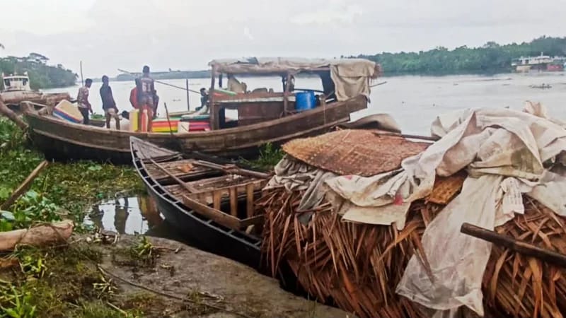 সুন্দরবনে ফের ট্রলারসহ ১২ জেলেকে অপহরণ