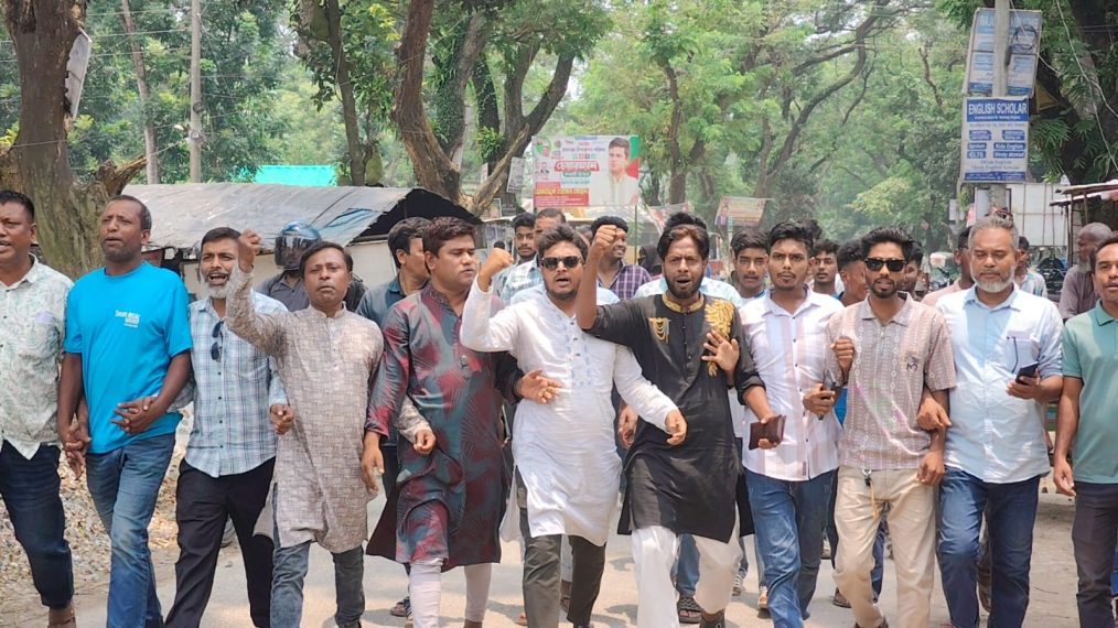 আওয়ামী লীগের প্রতিষ্ঠাবার্ষিকী ঘিরে সতর্কতার আহ্বান, রায়গঞ্জে স্বেচ্ছাসেবক দলের বিক্ষোভ