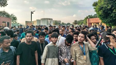 শিক্ষামন্ত্রীর পদত্যাগ দাবিতে সংসদ ভবনের সামনে শিক্ষার্থীদের অবস্থান