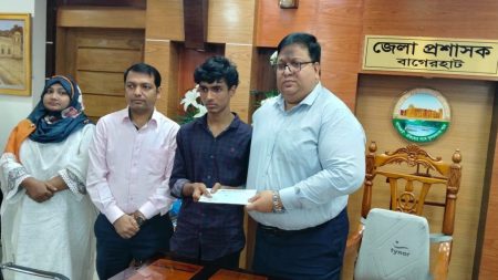 ইকনকে আর্থিক সহায়তা দিলেন বাগেরহাট জেলা প্রশাসক
