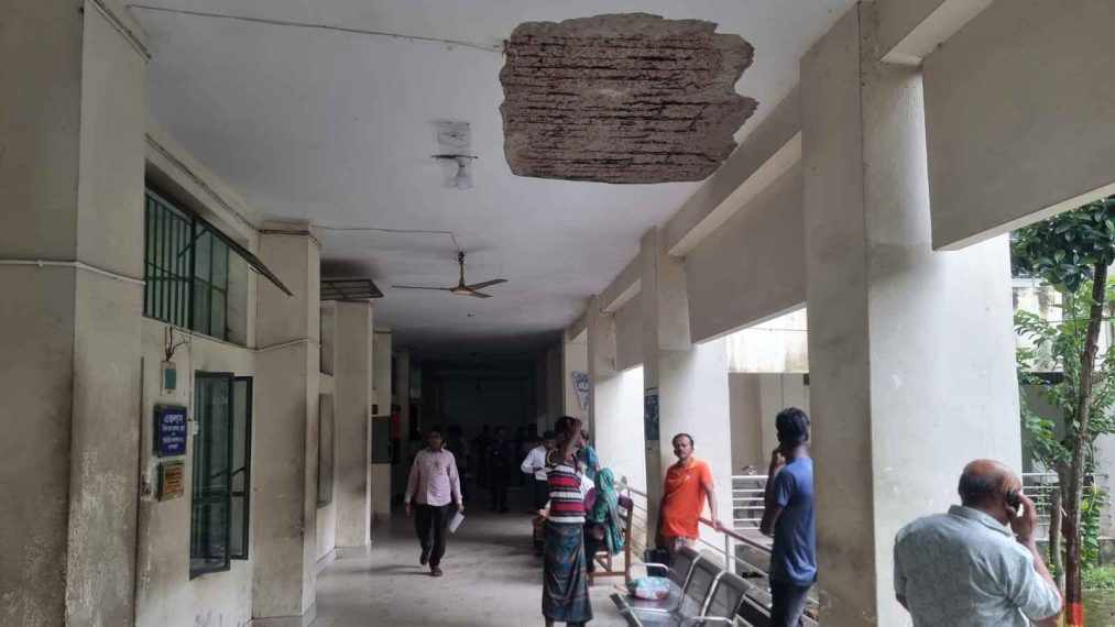 বাগেরহাট আদালতে ছাদের পলেস্তারা ধসে আহত ৫