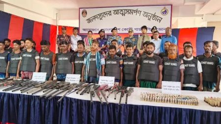 সুন্দরবনে ছোট জাহাঙ্গীরসহ ২৭ বনদস্যুর আত্মসমর্পণ