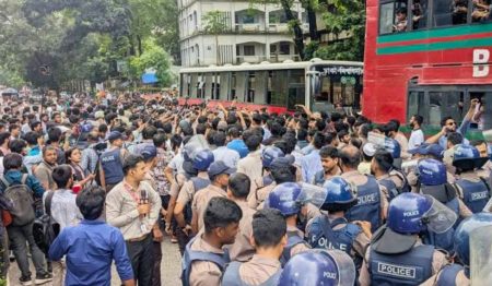 দাবি আদায়ে ঢাকা শিক্ষা বোর্ডমুখী শিক্ষার্থীদের মিছিল
