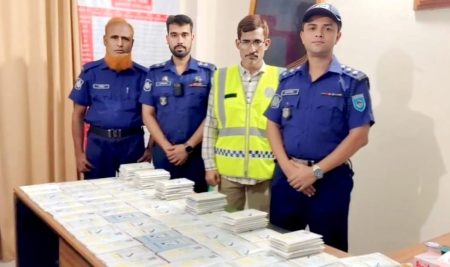 গোপন রুটে ভারতীয় মোবাইল ডিসপ্লে চালান জব্দ, আটক-১