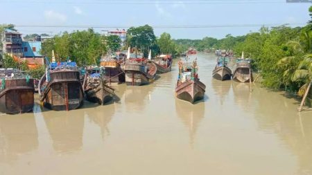 সাগর উত্তাল: ইলিশের ভরা মৌসুমে অনিশ্চয়তায় উপকূলের হাজারো জেলে