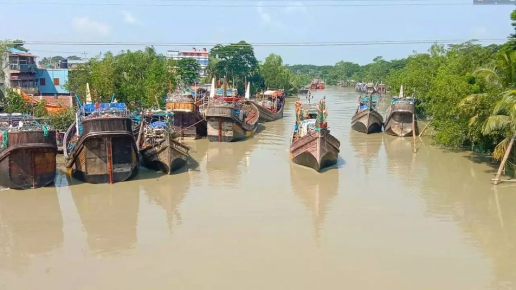 সাগর উত্তাল: ইলিশের ভরা মৌসুমে অনিশ্চয়তায় উপকূলের হাজারো জেলে