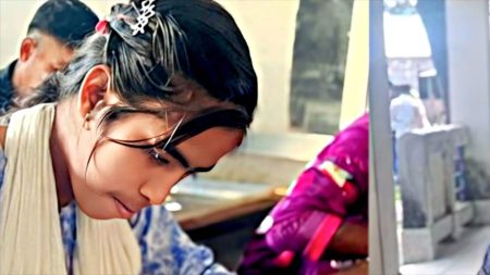 বাঁকা দুই পা, বুকভরা স্বপ্ন—প্রতিকূলতাকে হারিয়ে এইচএসসি পরীক্ষার হলে অনামিকা