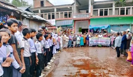 রাজারহাটে সড়ক সংস্কারের দাবিতে মানববন্ধন, ঠিকাদারের শাস্তির দাবি