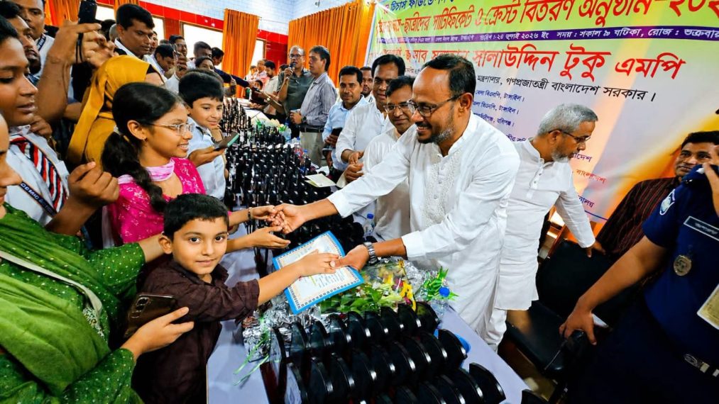 ৫০০ কৃতি শিক্ষার্থীর হাতে বৃত্তি তুলে দিলেন প্রতিমন্ত্রী টুকু