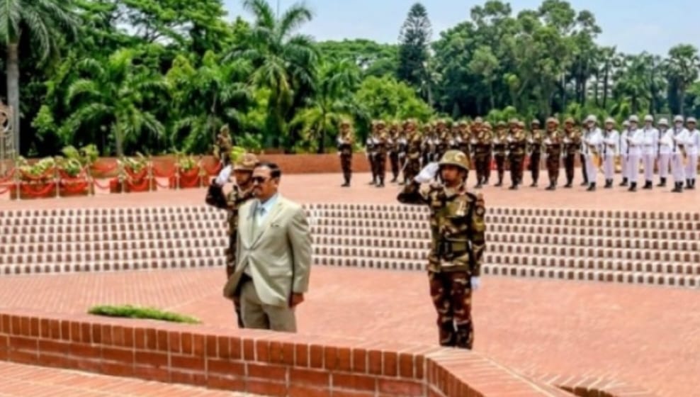 জাতীয় স্মৃতিসৌধে ভারপ্রাপ্ত রাষ্ট্রপতি হাফিজ উদ্দিন আহমদের শ্রদ্ধা