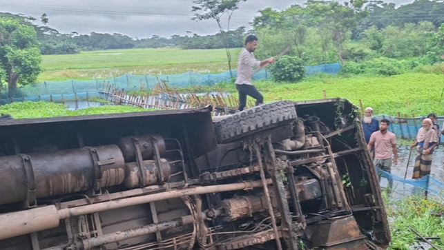 আলফাকে বাঁচাতে গিয়ে বাস খাদে, নিহত ১, আহত ১০