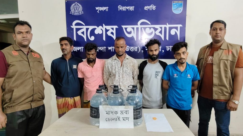 সাভারে ডিবির অভিযানে ইয়াবা ও চোলাই মদসহ আটক ৫