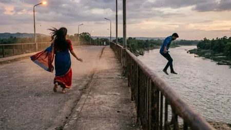 একসঙ্গে আত্মহত্যার সিদ্ধান্ত, ঝাঁপ দিলেন প্রেমিক; হেঁটে চলে গেলেন প্রেমিকা