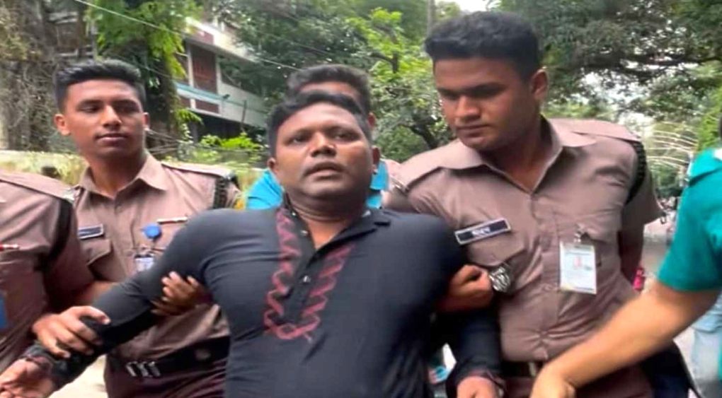 ধানমন্ডি ৩২-এ ফুল দিতে গিয়ে যুবলীগ কর্মী আটক