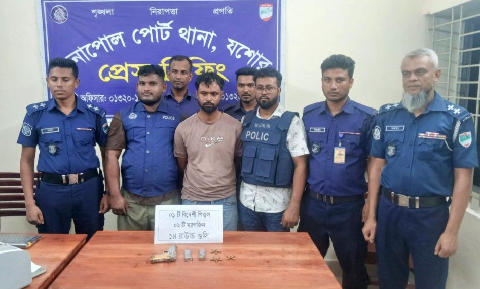 বেনাপোলে যুবকের কোমরে মিলল বিদেশি পিস্তল, গ্রেপ্তার ১