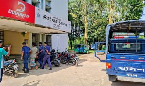 দুই শিশু সন্তান হত্যার অভিযোগে বাবা আটক, পুলিশের কাছে সোপর্দ