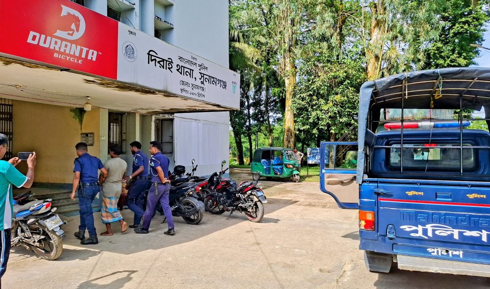 দুই শিশু সন্তান হত্যার অভিযোগে বাবা আটক, পুলিশের কাছে সোপর্দ