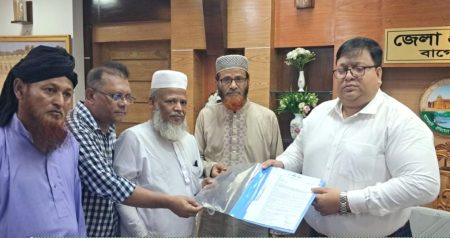 পাঁচ দফা দাবিতে বাগেরহাটে ১১ দলের বিক্ষোভ, প্রধানমন্ত্রীর কাছে স্মারকলিপি